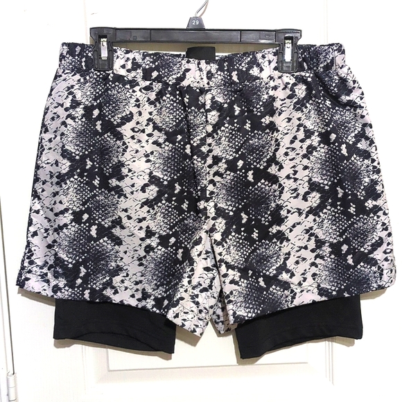 Bolongaro Trevor Hoodie and Active Shorts set in black and white snakeskin print - Picture 4 of 4